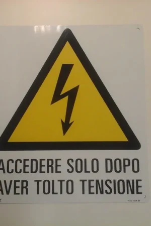 Esclusivo Cartello in alluminio Cartelli segnalatori testo ‘accedere solo dopo aver tolto la tensione‘ - 41-0704-W