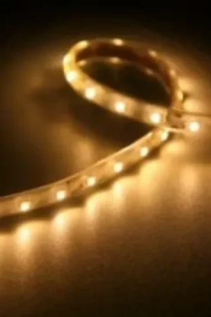 Promozione GIOCOPLAST 3 METRI DI STRISCIA LED BIANCO CALDO 180 LED USO INTERNO CON TRASFORMATORE 16712461 167 12461