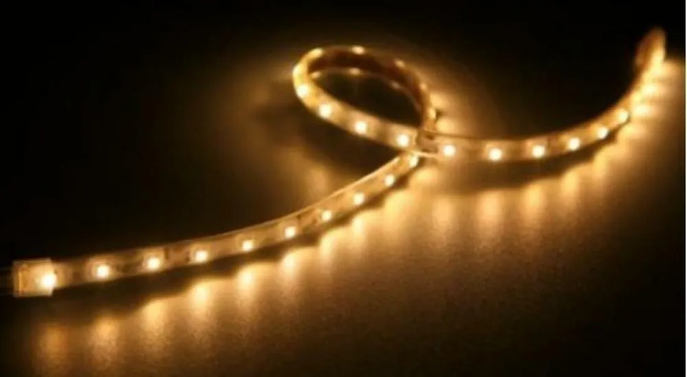 Promozione GIOCOPLAST 3 METRI DI STRISCIA LED BIANCO CALDO 180 LED USO INTERNO CON TRASFORMATORE 16712461 167 12461