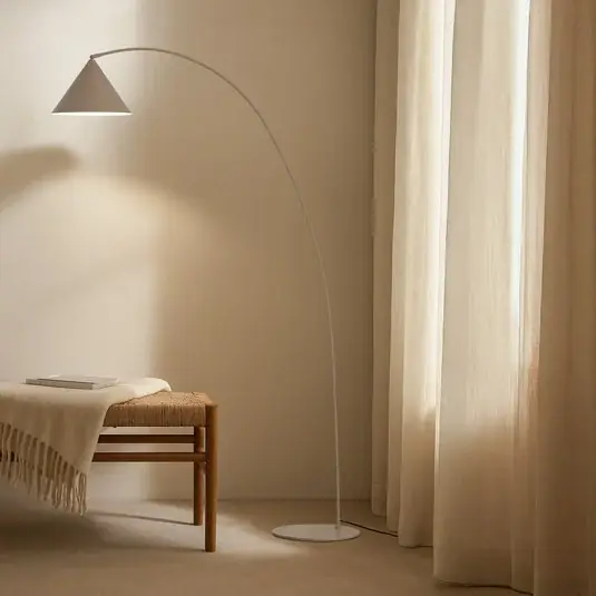 Lampada ad arco Lindby Triangolo, beige, altezza 195 cm, metallo, E27 Prezzo Ridotto