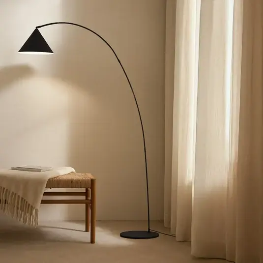 Ultime Pezzi Lampada ad arco Lindby Triangolo, nera, altezza 195 cm, metallo E27