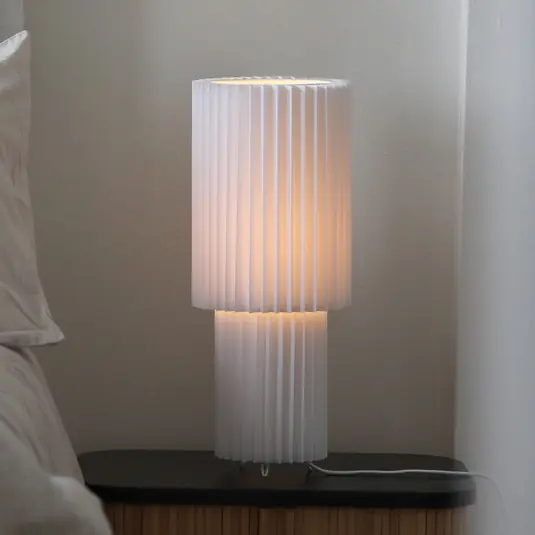 Acquista Ora Markslöjd lampada da tavolo Catis, bianco, 45 cm di altezza, tessuto, E27