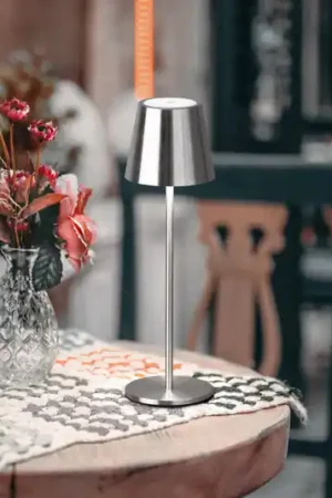 Lampada da tavolo LED ricaricabile Viletto, color nichelo, IP54 Acquista Ora