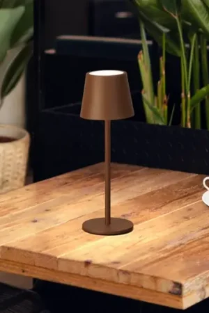 Popolare Lampada da tavolo LED a batteria Roxi, color ruggine, metallo, IP54, dimmerabile