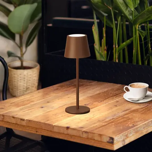 Popolare Lampada da tavolo LED a batteria Roxi, color ruggine, metallo, IP54, dimmerabile