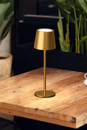 Lampada da tavolo LED a batteria Roxi, color oro, metallo, IP54, dimmerabile Di Tendenza
