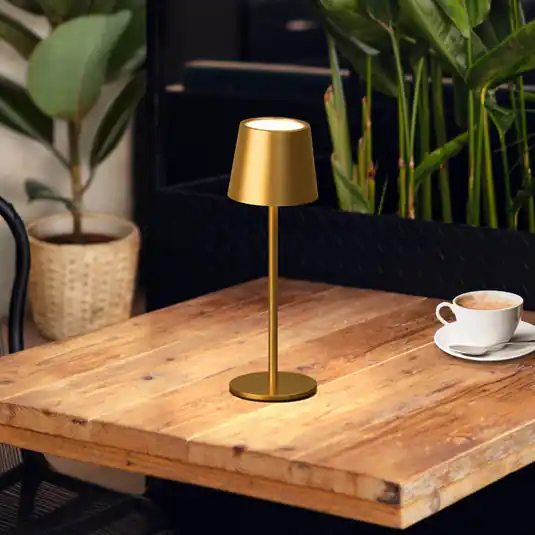 Lampada da tavolo LED a batteria Roxi, color oro, metallo, IP54, dimmerabile Di Tendenza