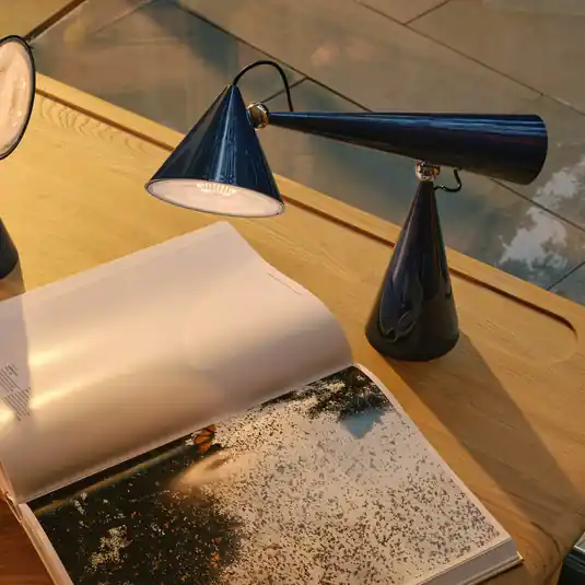 Prezzo Basso Tom Dixon lampada LED da tavolo Pose Task Light, indaco, 41 cm