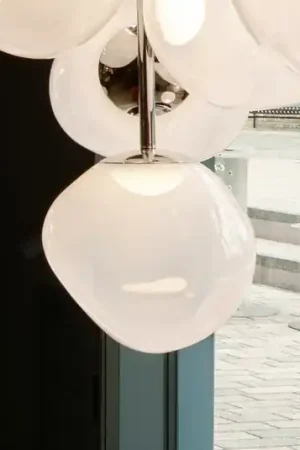 Compra Adesso Tom Dixon, lampada LED a sospensione Melt, Ø 28 cm, opale/argento