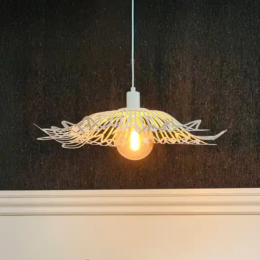 Lampada a sospensione Dyberg Larsen Flora, bianco perla, Ø 60 cm, metallo Offerta Limitata