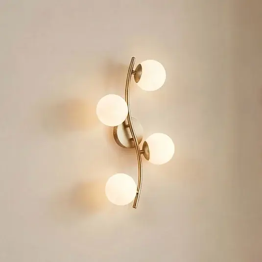 Lindby Applique Josiana, opalino/ottone, 48 cm, sfera, vetro A Buon Prezzo