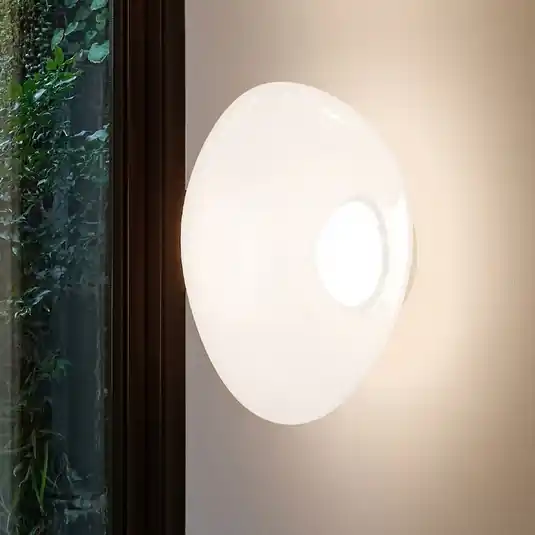 Tom Dixon applique a LED Melt, Ø 50 cm, opalino/dorato Spedizione Espresso