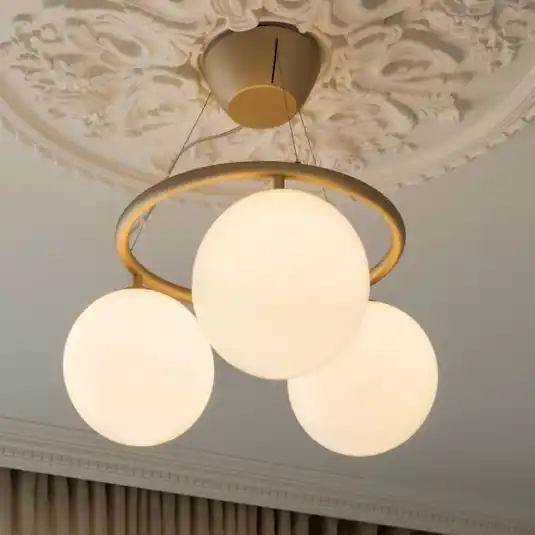 Promozione Esclusiva Lampadario Nuura Miira 3 Circular, Ø 54 cm, ottone/opale
