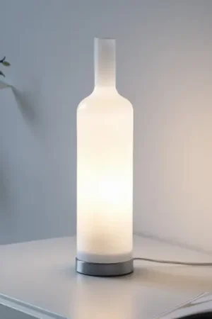 Reso Gratuito JUST LIGHT. Lampada da tavolo Bottle, bianco opalino, vetro, E14