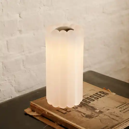 Ultimissimo Modello Lampada da tavolo LED Press di Tom Dixon, vetro satinato, altezza 24 cm