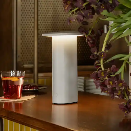 Pagamento Sicuro Fritz Hansen Lampada da tavolo LED ricaricabile Solae, grigio, alluminio, IP44