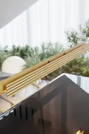 Lampada LED a sospensione Inka, legno chiaro, dimmerabile, lunghezza 116 cm Offerta