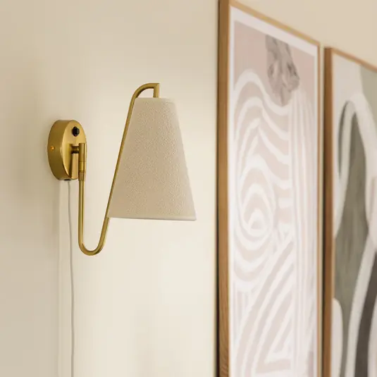 Globen Lighting Applique Lou Bouclé, bianco/ottone, tessuto Quantità Limitata