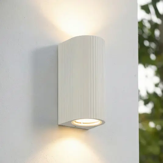 Offerta Lindby Applique da esterno Aluvo, bianca, 16 cm, IP65, ondulata