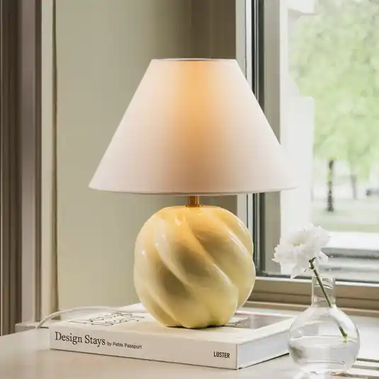 Globen Lighting Lampada da tavolo DAHLIA, beige/giallo Altezza 31 cm Solo Oggi