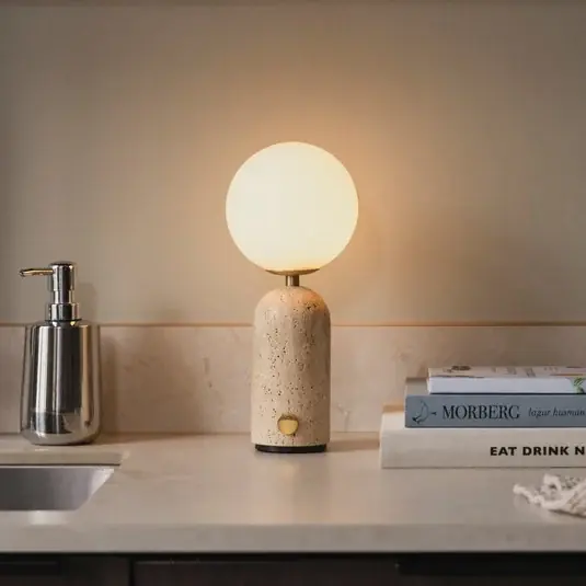 Prezzo Di Fabbrica Globen Lighting Lampada da tavolo ricaricabile Torrano, travertino beige