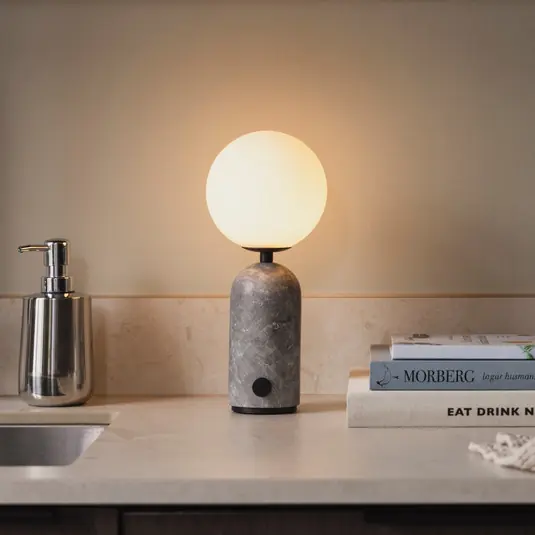 Acquista Ora Globen Lighting Lampada da tavolo ricaricabile Torrano, marmo grigio