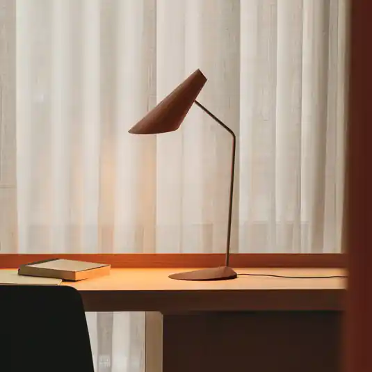 Popolare Lampada da tavolo LED Vibia I.Cono, rosso-marrone, altezza 56 cm, 2.700 K