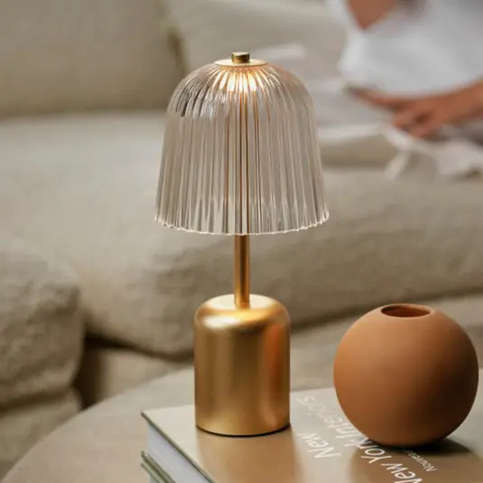 Nuura lampada LED da tavolo ricaricabile Asteea, color ottone, altezza 27 cm Offerta Lampo