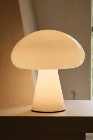 Compra Adesso Gubi Lampada da tavolo LED ricaricabile Obello, bianco perla, IP44, vetro