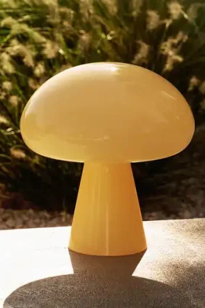 Gubi Lampada da tavolo LED ricaricabile Obello, giallo tenue, IP44, vetro Must-Have