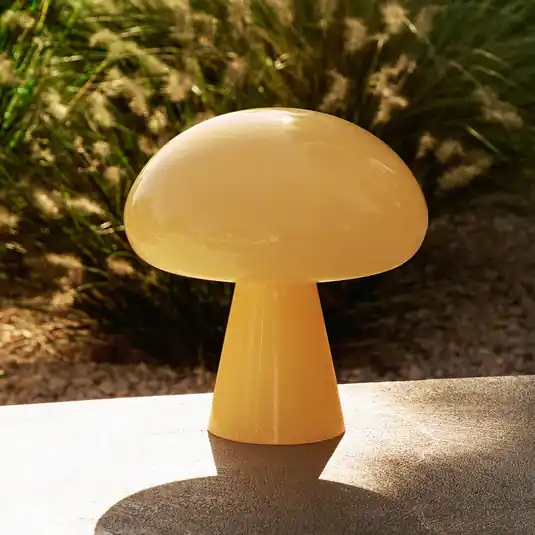 Gubi Lampada da tavolo LED ricaricabile Obello, giallo tenue, IP44, vetro Must-Have