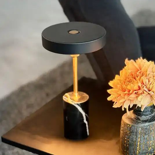 Dyberg Larsen Lampada LED da tavolo ricaricabile Starlight, nero/ottone Occasione Imperdibile