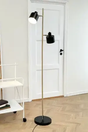 Piantana Dyberg Larsen Ocean, nero/ottone, a 2 luci. Nuova Collezione