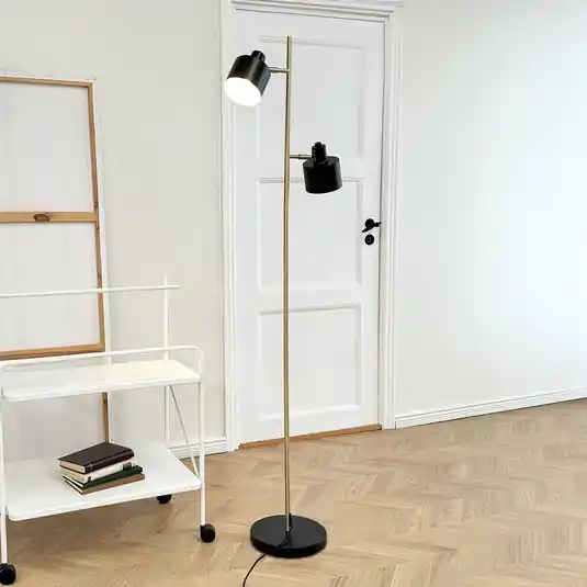 Piantana Dyberg Larsen Ocean, nero/ottone, a 2 luci. Nuova Collezione
