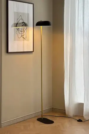 Piantana Dyberg Larsen Arch, nero/ottone, 143 cm Super Prezzo