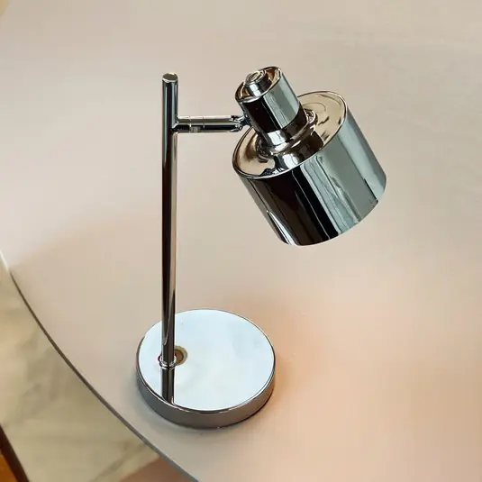 Consegna Rapida Dyberg Larsen Lampada da tavolo a LED ricaricabile Ocean Mini, cromata