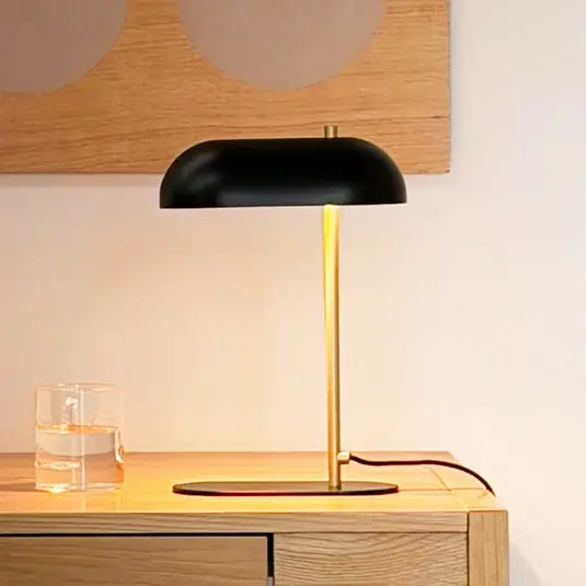 Lampada da tavolo Dyberg Larsen Mini Arch, nero/ottone, 32 cm Occasione Imperdibile