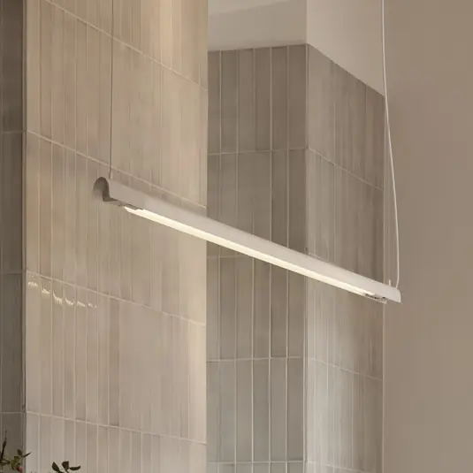 Saldi GEJST Lampada a sospensione Radent, bianca, lunghezza 138 cm, G13 LED