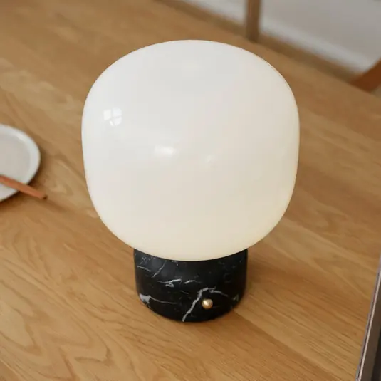 Di Tendenza GEJST lampada LED da tavolo ricaricabile Meemo, marmo nero, vetro, USB