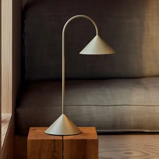 Ultima Occasione FRANDSEN Lampada da tavolo LED ricaricabile Grasp, grigio sabbia, altezza 47 cm