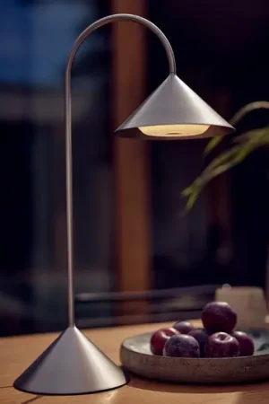 FRANDSEN Lampada da tavolo LED ricaricabile Grasp, acciaio inossidabile, Solo Oggi