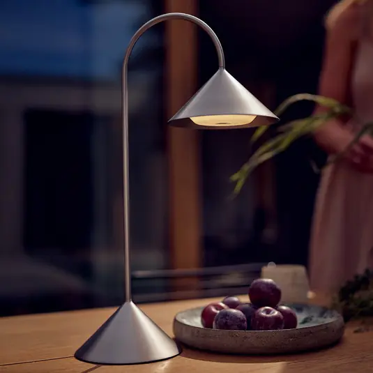 FRANDSEN Lampada da tavolo LED ricaricabile Grasp, acciaio inossidabile, Solo Oggi