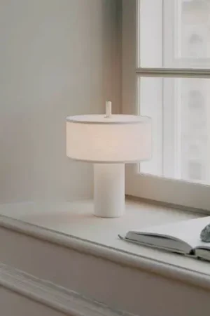 NEW WORKS Lampada da tavolo LED ricaricabile Margin, bianca, dimmerabile, CCT Prezzo Conveniente