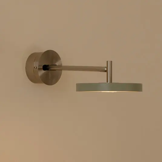 Solo Oggi Applique a LED UMAGE Asteria Short, verde oliva, acciaio, collegamento diretto