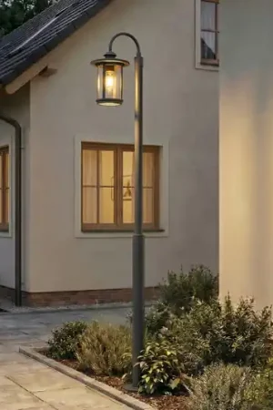 A Buon Prezzo Lampada da esterno Lindby Zayn, nera, a 1 braccio, altezza 220 cm, IP65
