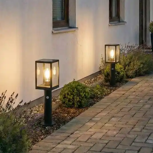 Lindby Lampione a LED solare Relto, sensore, picchetto, 50 cm Offerta Lampo