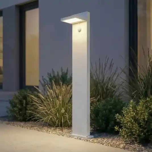 Lampione a LED Lucande Silvan, bianco, 100 cm, con sensore, IP54 Compra Adesso