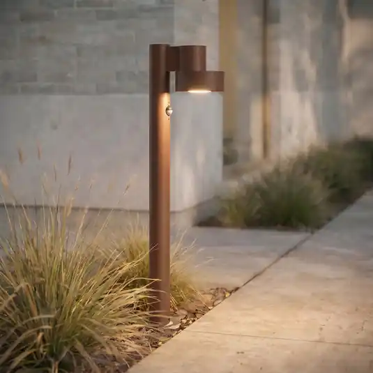 Lampione a LED Lucande Elune, marrone, con sensore, IP44, altezza 77 cm Acquista Ora