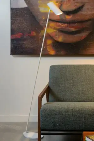 Lampada da terra Hester di metallo, bianco Promozione Esclusiva