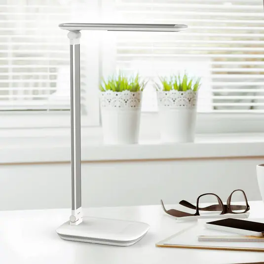 Lampada LED da tavolo MAULjazzy, bianco, altezza 43 cm, dimmerabile, porta USB Promo Stagionale